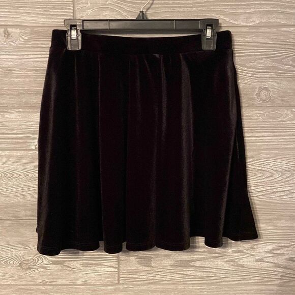 Luxurious Hot topic Velvet black‎ mini skirt size medium - Picture 1 of 4
